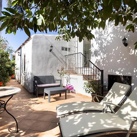 Home2book Charming Juanita, Among Avocados Apartamento